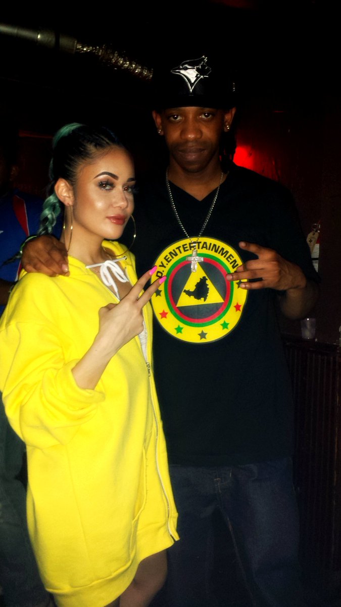 thahotshotreal's tweet photo. Met @KierstenIAm at the #InDaStreets2Industry event at @Peckerheads! Amazing voice live! #SXSW #WhatYouReadyForPromoRun #ThaHotShotPack https://t.co/0Iz4jtdSmA