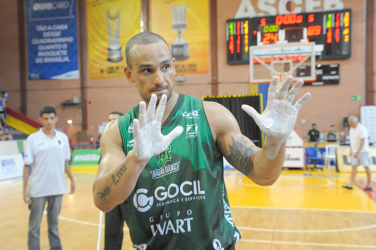 BRBCARDBrasilia's tweet photo. Hj o Alex Garcia se tornou o 2° jogador a entrar no Hall da Fama do #timedelobos! Uma homenagem mais do que justa a lenda. Obrigado, Brabo! https://t.co/IwlgHSQ5kV