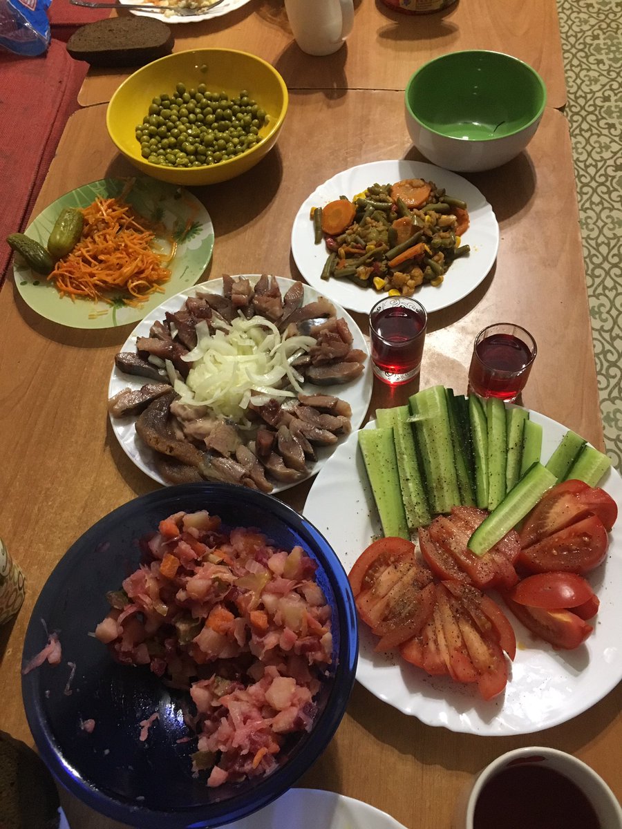 IDmitry's tweet image. #пятница #сбордрузейпопятницам #селедка #килька #клюковка #венигрет