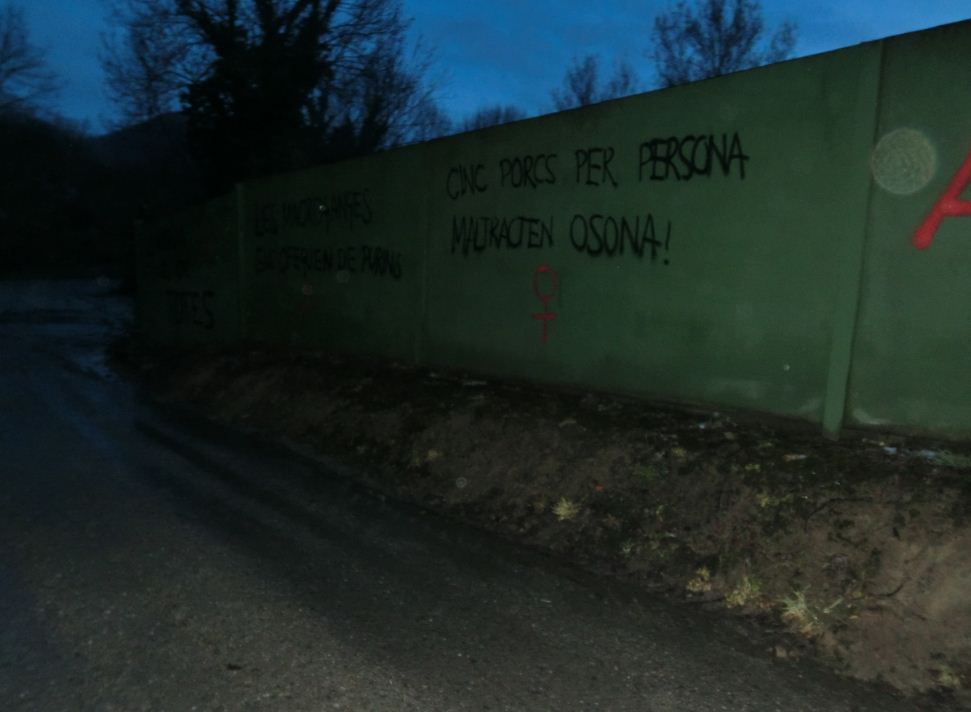 ➡ ⚠ ACCIÓ CONTRA LA CONTAMINACIÓ DE L'AIGUA PELS PURINS DE LES MACROGRANGES A LA MASALLERA (L'ESQUIROL) 
📝osona.arran.cat/2017/03/accio-… #Osona 💧🐷