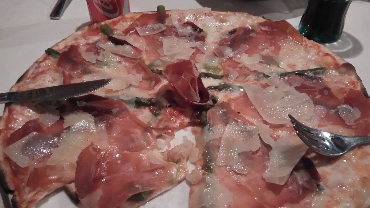 albertobucci's tweet photo. Bella serata con pizza spettacolare. Grazie @Tri_Norman .. https://t.co/y1dowyyDTk