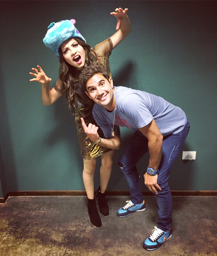 danymartins10's tweet photo. Me pidió @karolsevilla que le trajera un regalo de #Orlando y recién hoy se lo di! Cuanta energía tenes! Te quiero! #SoyLunaEnConcierto ❤ https://t.co/DtsXiwzviO