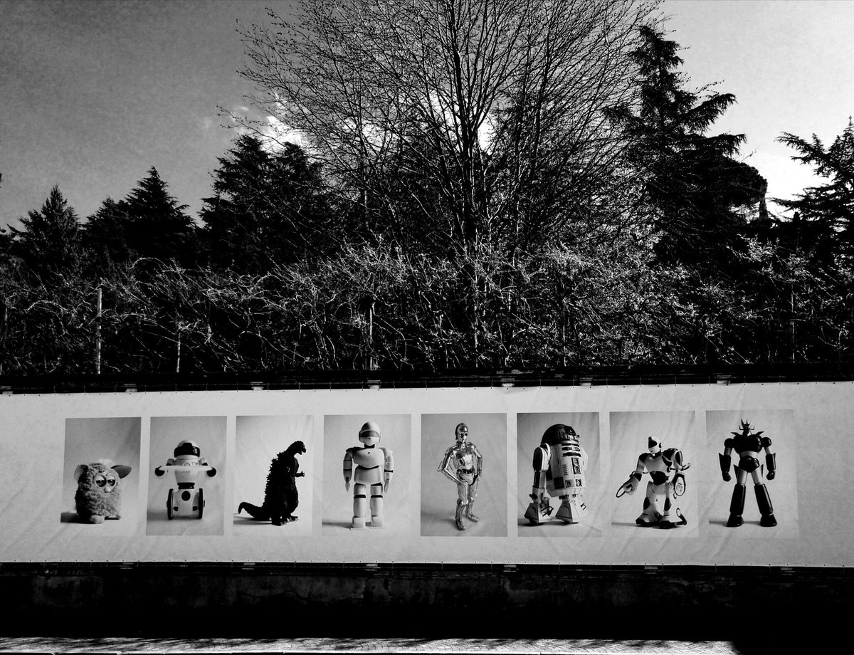 AbaZuani's tweet photo. Passeggiando in centro

#eroi #goldrake #uforobot #starwars #R2D2 #D3BO #droidi #visitrovereto #visitrentino https://t.co/ZdkCgDX7j5