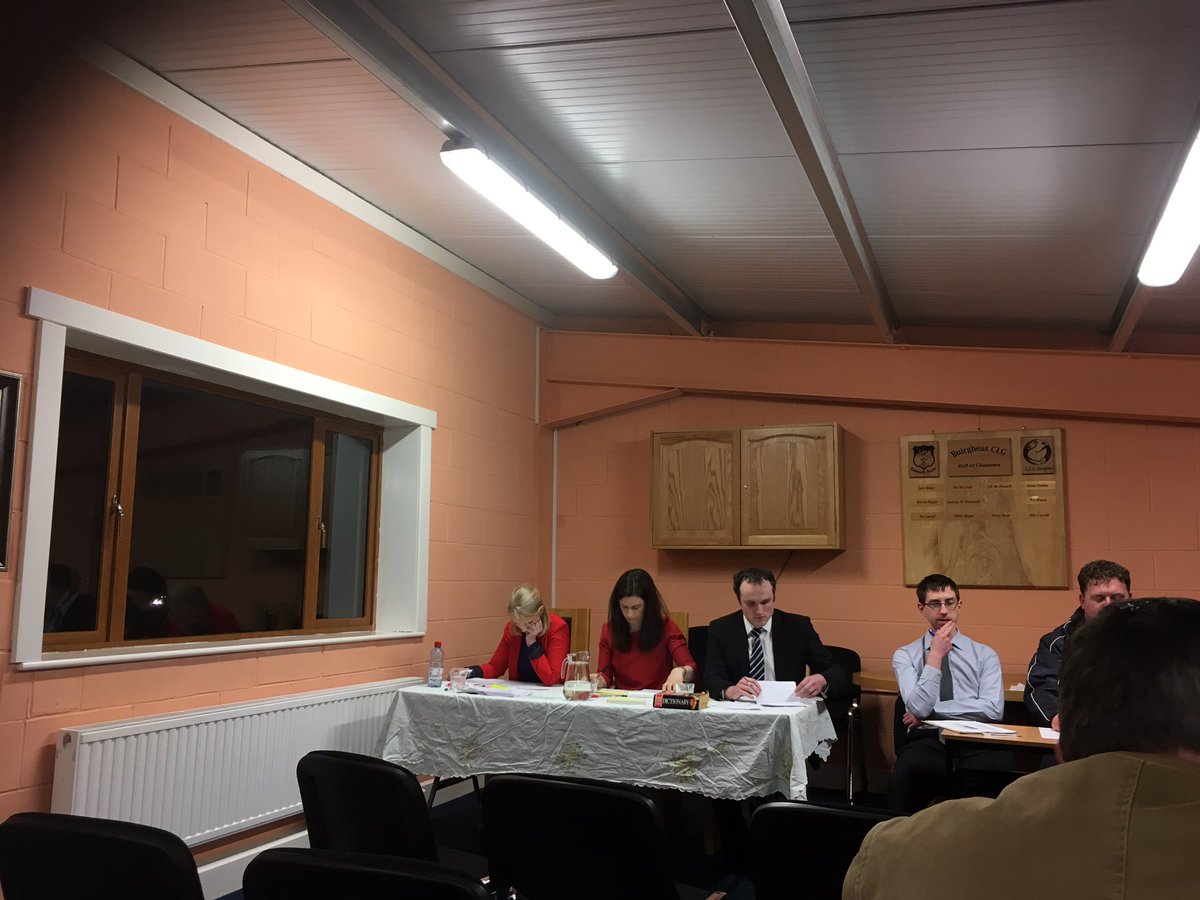 Waterford_Macra's tweet photo. Has professional sport lost its soul... Neenagh and Freemount Macra are battling this one out in the @MacranaFeirme impromptu debate https://t.co/DihSxOSE1D