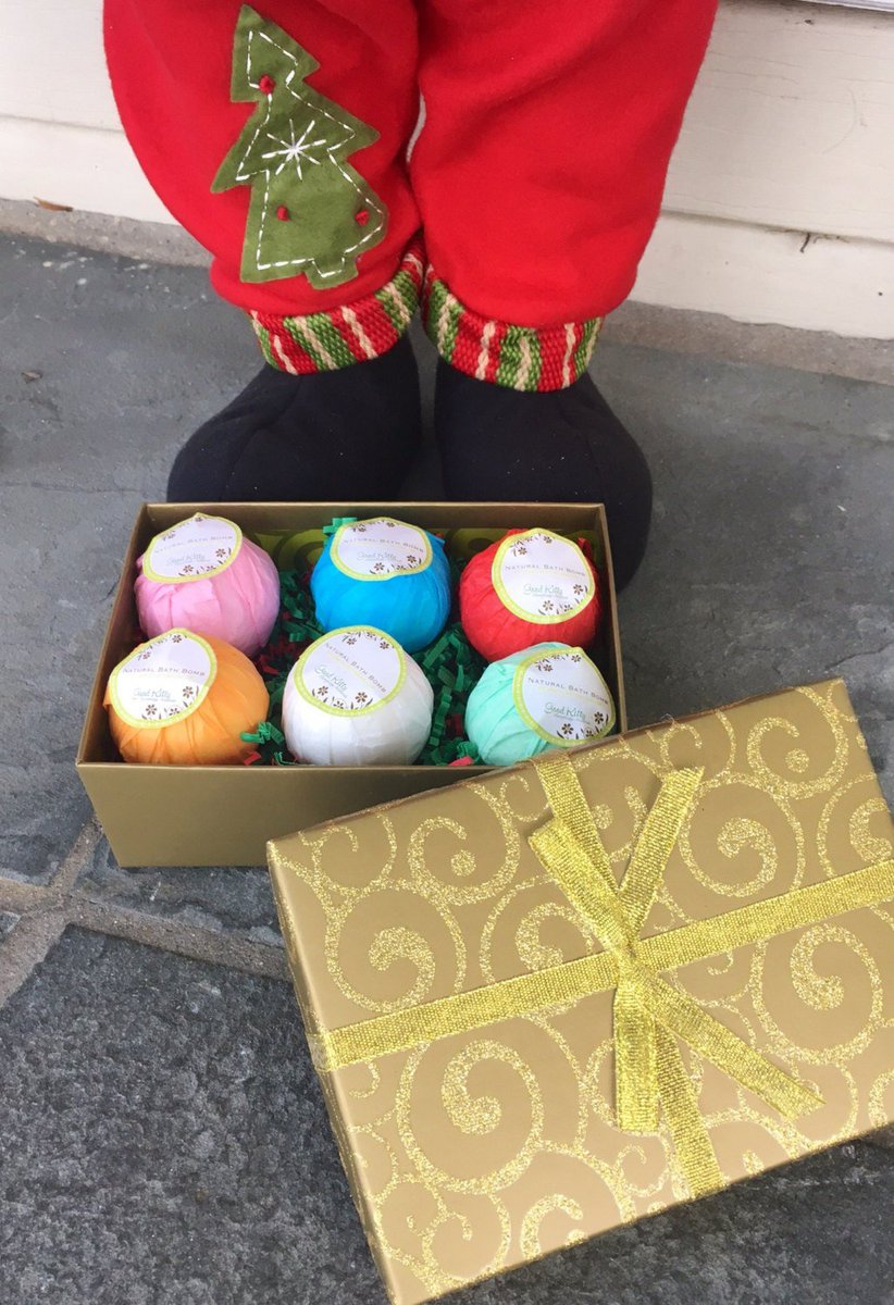 GoodKittyNats's tweet photo. Gold Bath Bomb Gift Set with a Golden Present Box - Six Assorted Bathb… https://t.co/nbtEFyXFSF #Etsy #GoldenGiftBox https://t.co/3IEQJCjyTE