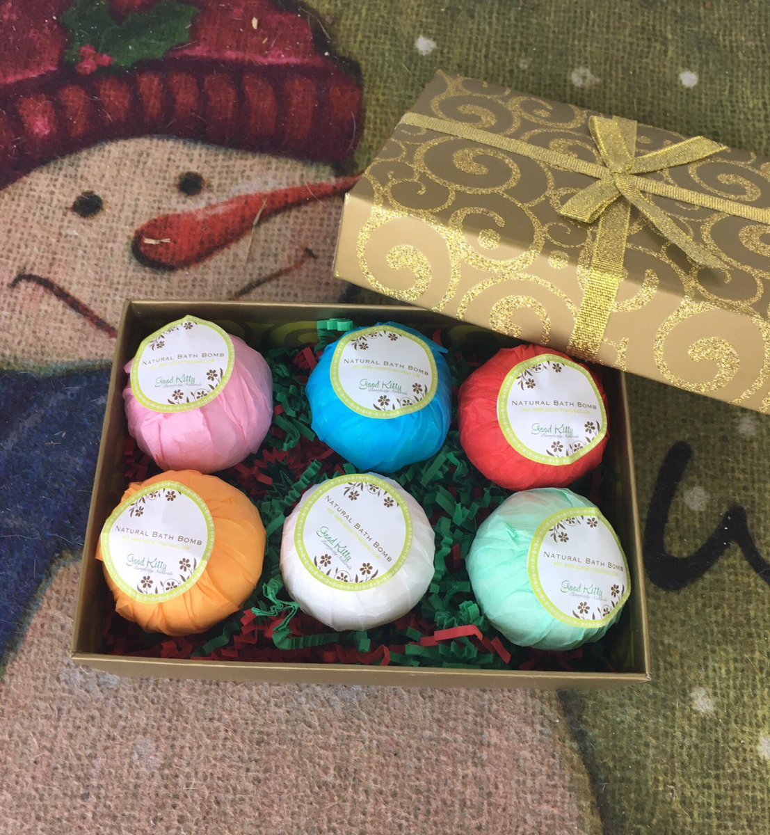 GoodKittyNats's tweet photo. Gold Bath Bomb Gift Set with a Golden Present Box - Six Assorted Bathb… https://t.co/nbtEFyXFSF #Etsy #GoldenGiftBox https://t.co/3IEQJCjyTE