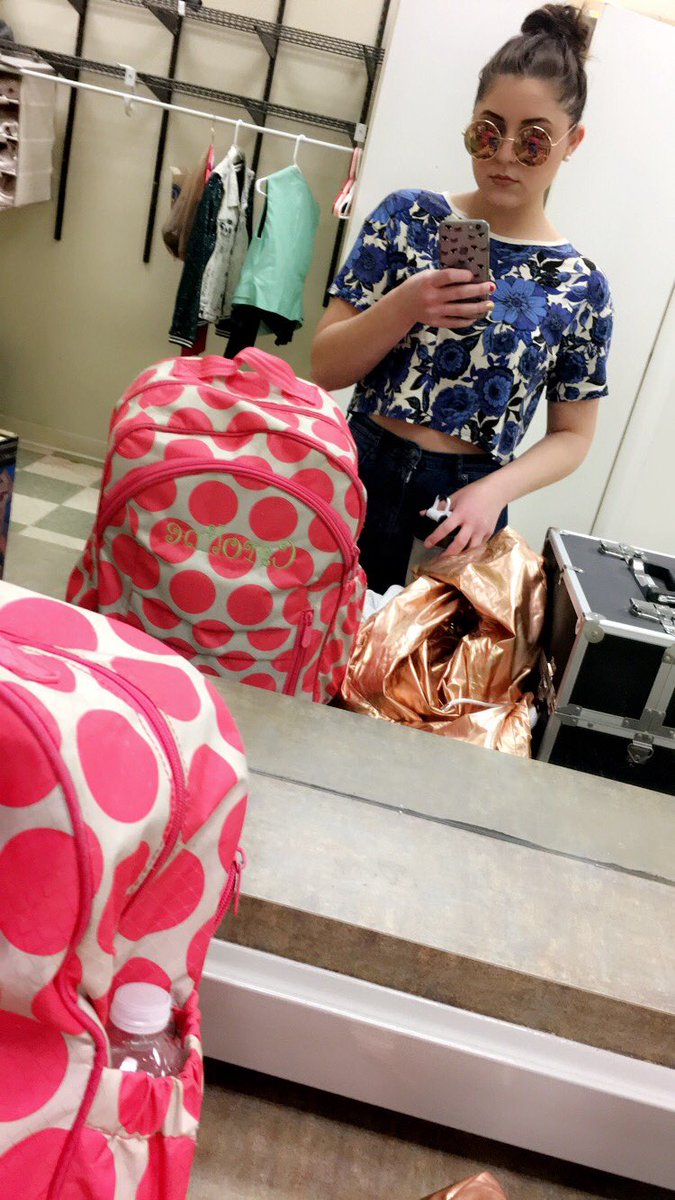 CarolineKole's tweet image. pre-show with all my stuff. #HighMaintenance #ButImNot #IJustLikeOptionsOk