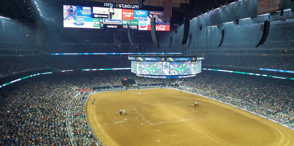 KristinGordonOU's tweet photo. Another fun @RODEOHOUSTON night with a Phila bestie: Wine Garden, rodeo and Dierks Bentley!! #HLSR2017 https://t.co/31iwaKq4c3