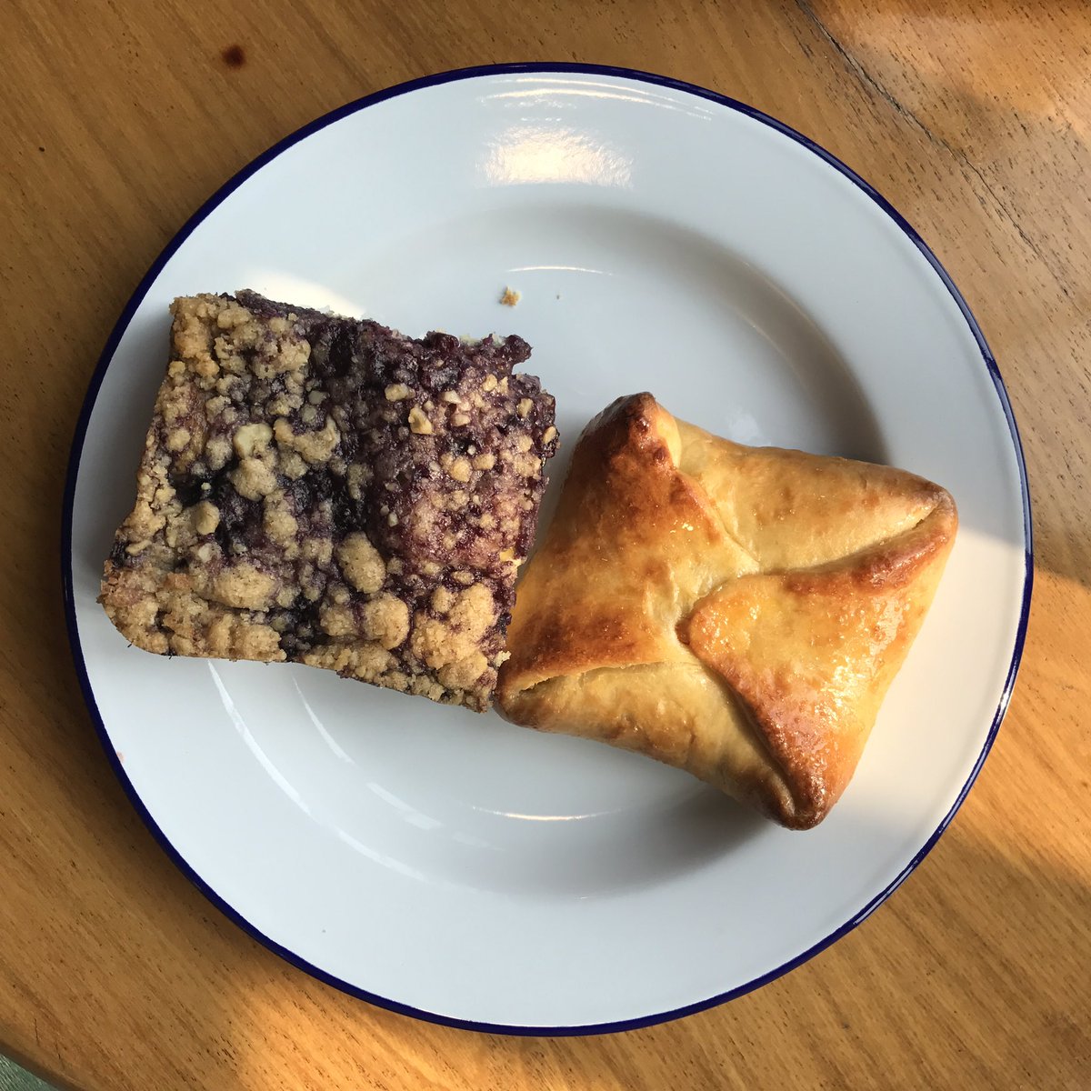 부암동 브리티쉬 베이커리 '스코프'의 2호점 서촌에서 드디어 오픈했음😋위치는 한 독특한 골목👍🏼원래 있는 빵은 있지만 새로운 디저트도 있고 부암동점이 없는 커피 판매와 카페 테이블도 여기 있어서 좋다!☕️이제 서촌에 자주 와야되겠다!🤓필운대로5가길31