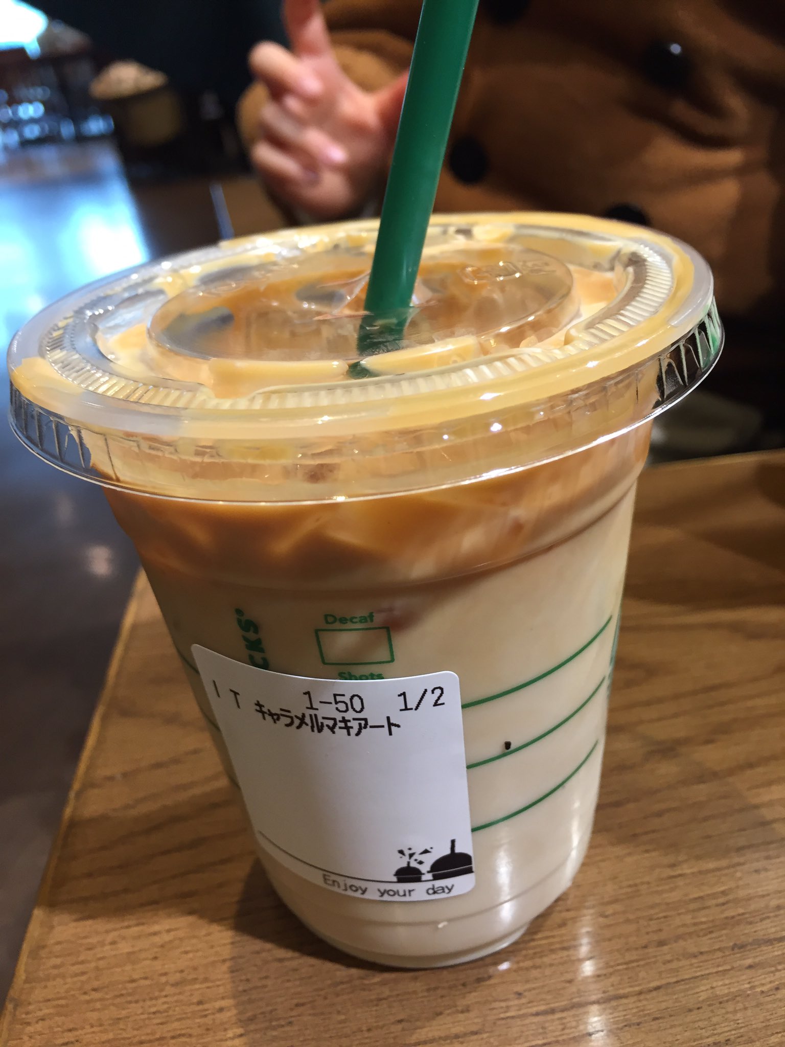 メライ スタバのオーダーがいつの間にかシールに変わっていた 手書きの方が雰囲気あって好きだったなぁ カップにイラストやメッセージを書いてくださった方も多くて それもとても嬉しかったんだけど T Co Ptzy6ezkdm Twitter