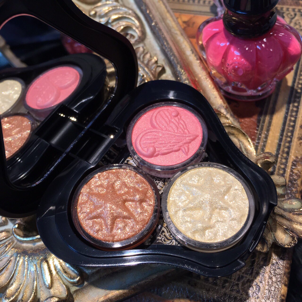 Anna Sui Cosmetics در توییتر 今日はアイメイクパレットに その日の気分やコーデに合わせてマイパレットを楽しんで Annasuicosmetics アナスイコスメティックス マイパレット カラーメイク アイシャドウ コスメ メイク パレット