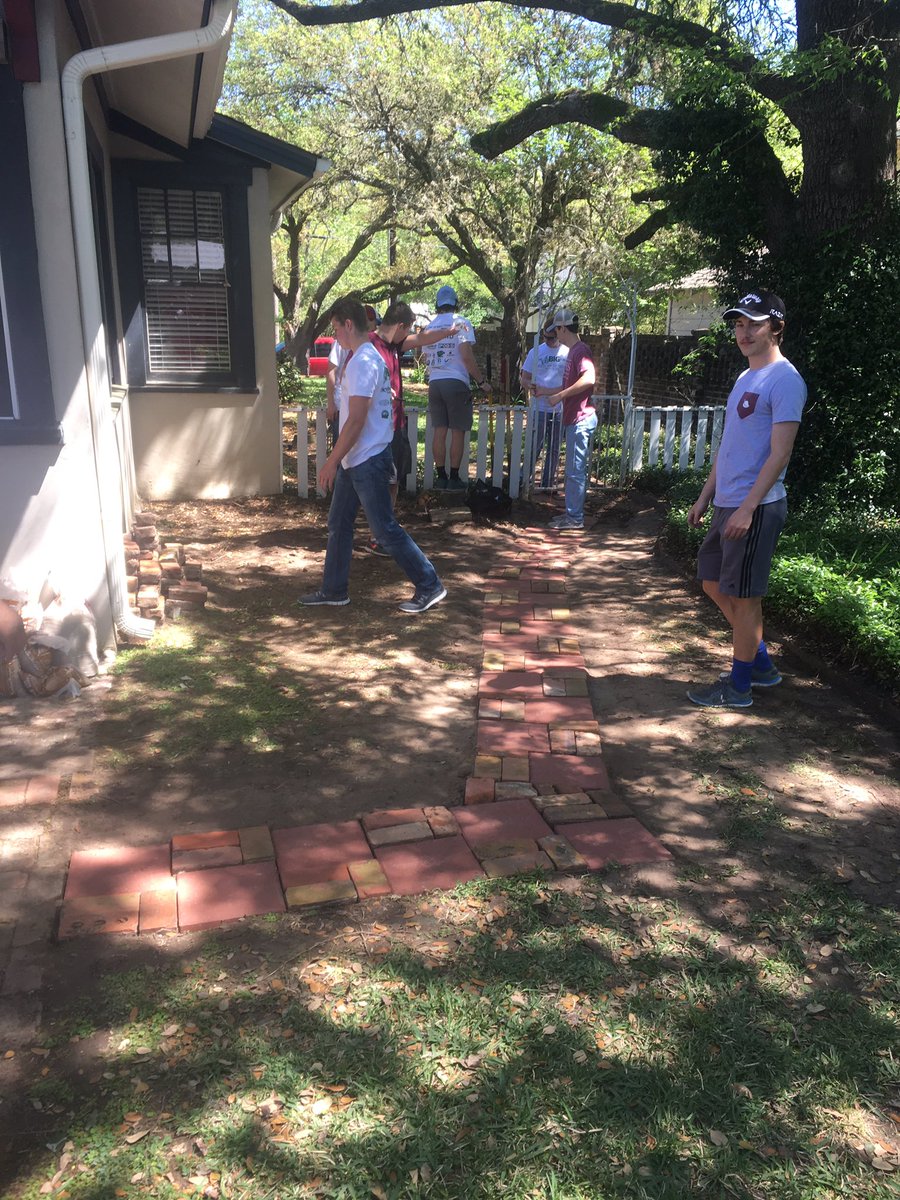 DAD_TAMU's tweet photo. Perfect weather to serve our community! #TheBigEvent17 #gigem #dad https://t.co/RX3P3dfRZf