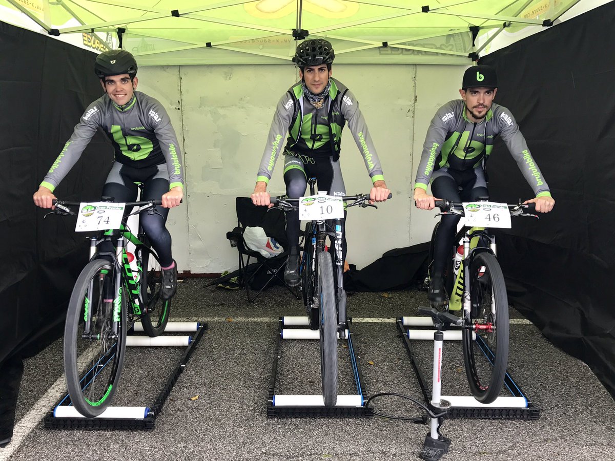 brujulabiketeam's tweet photo. En una tarde semi-gris, nuestros colores salen a relucir. #ActitudBrujuler #brujulabike #bike #btt #mtb #Brujulers https://t.co/V1n5eVeuPr