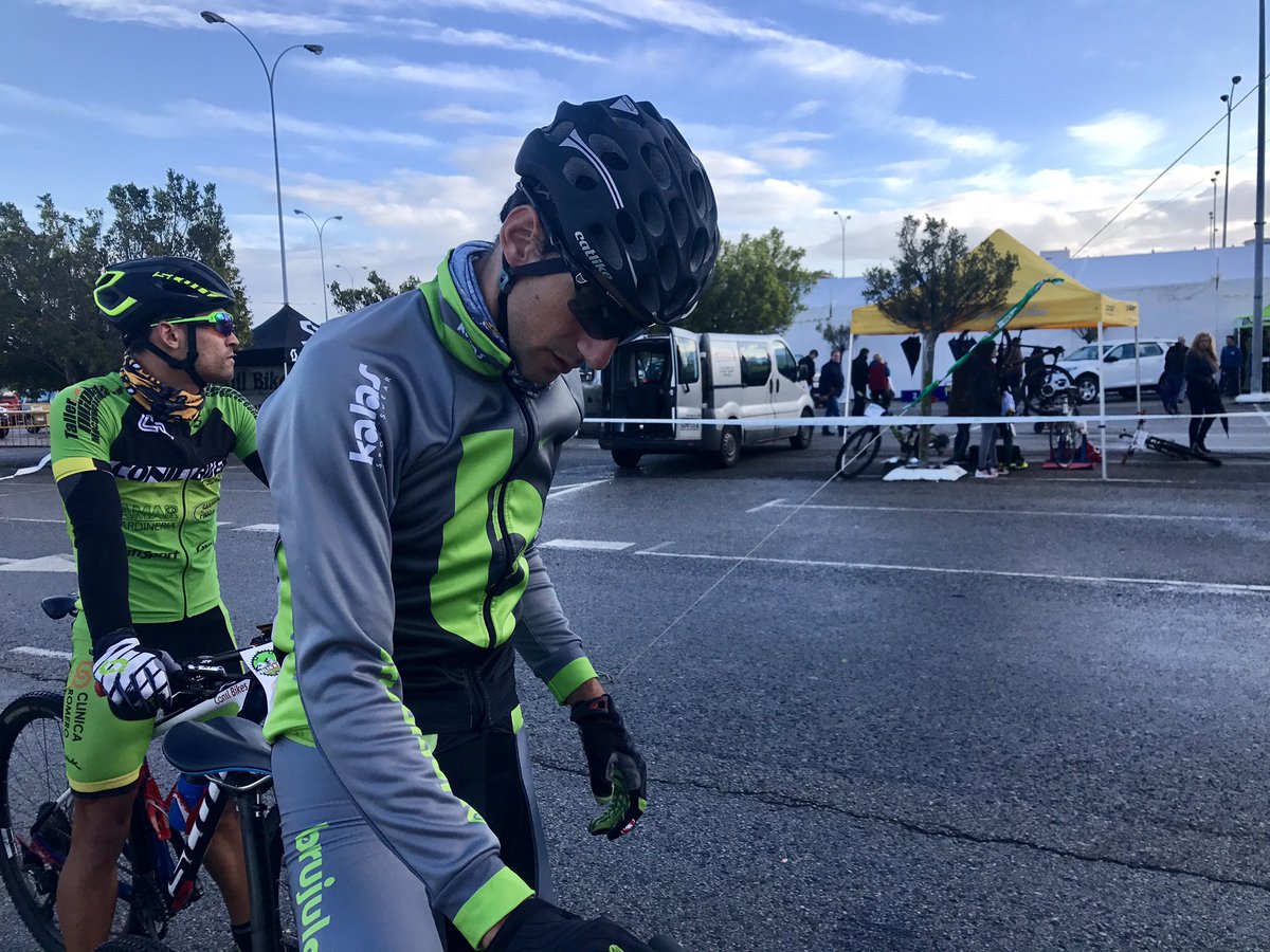 brujulabiketeam's tweet photo. En una tarde semi-gris, nuestros colores salen a relucir. #ActitudBrujuler #brujulabike #bike #btt #mtb #Brujulers https://t.co/V1n5eVeuPr