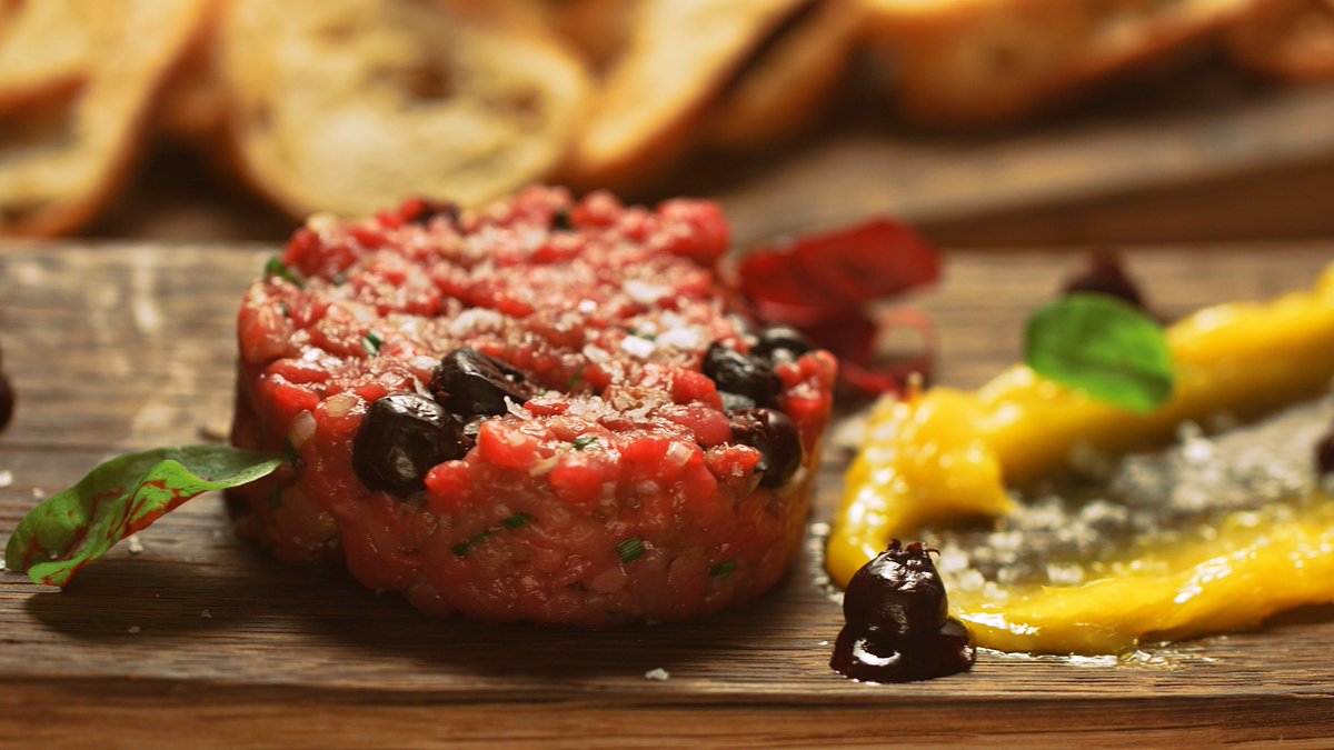 TheAlbionRooms's tweet photo. @elkranchburger Elk Tartare: Elk Loin, Pickled Blueberry, 67° Egg Yolk, Smoked Salt with fresh crostini #FreeRange #Natural #thealbionrooms https://t.co/1jlxCnkBlO