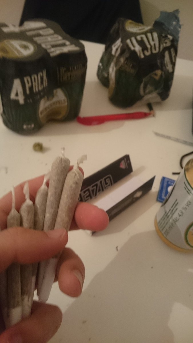 neodgrn's tweet photo. Bewaffnet und ready 
#bestedeutschrap https://t.co/2WNITVCVL5