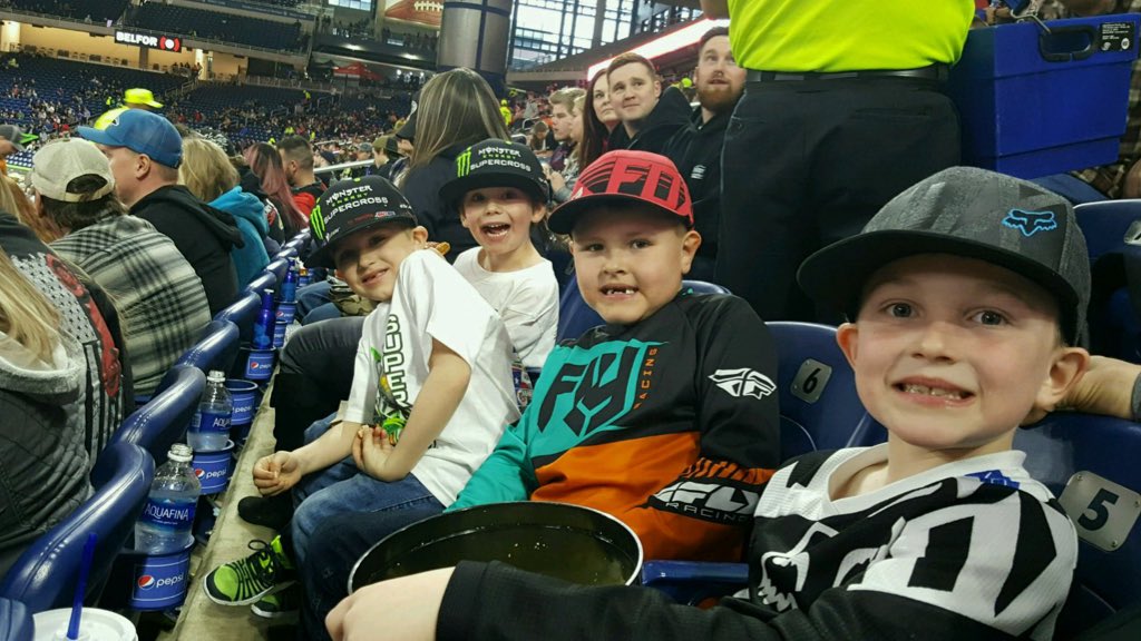 MattLasco915's tweet photo. We are ready for some racing #sxonfox @SupercrossLIVE #teamlasco https://t.co/DXfW2ibWbr