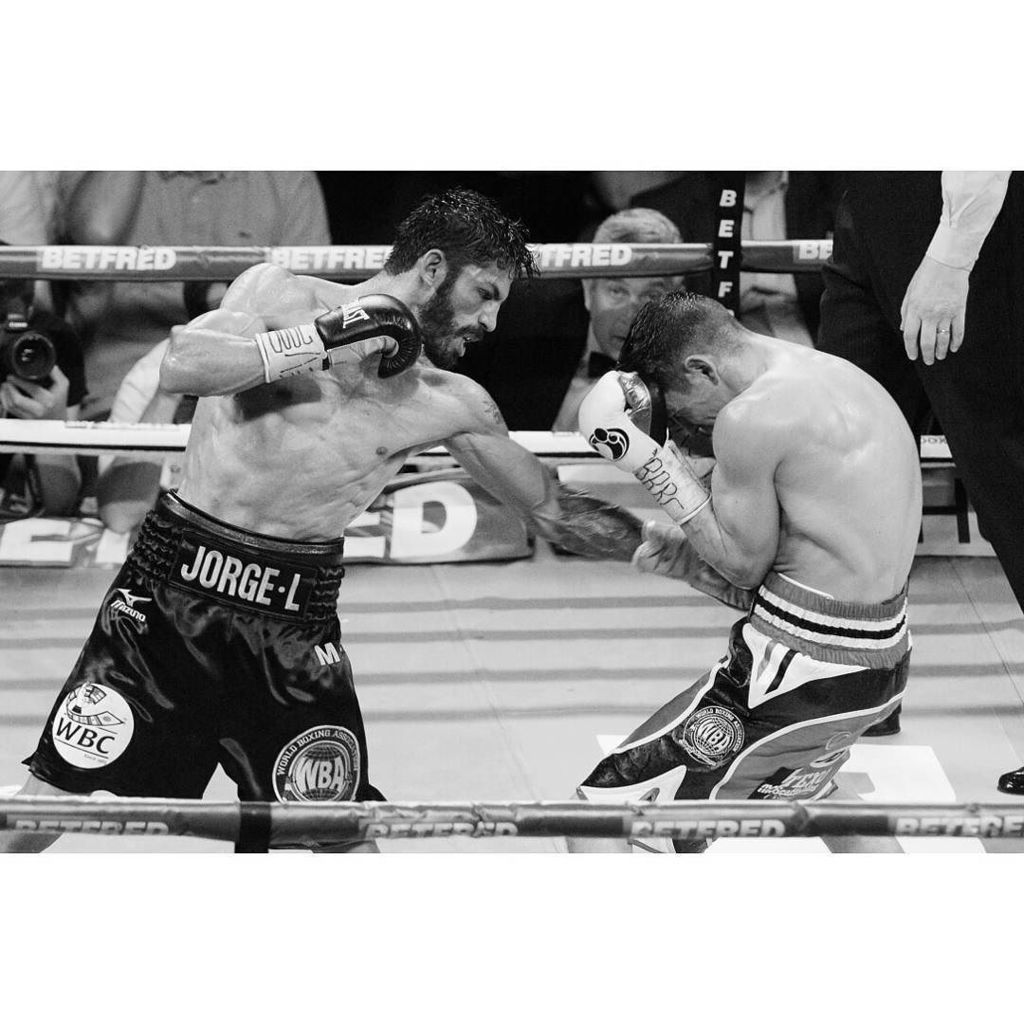 CaneloPhotos's tweet photo. #jorgelinares lands a brutal #bodyshot in his first fight with #anthonycrolla at the #Manc… https://t.co/PTKjIj4tRr https://t.co/Eq3PsRSmj9