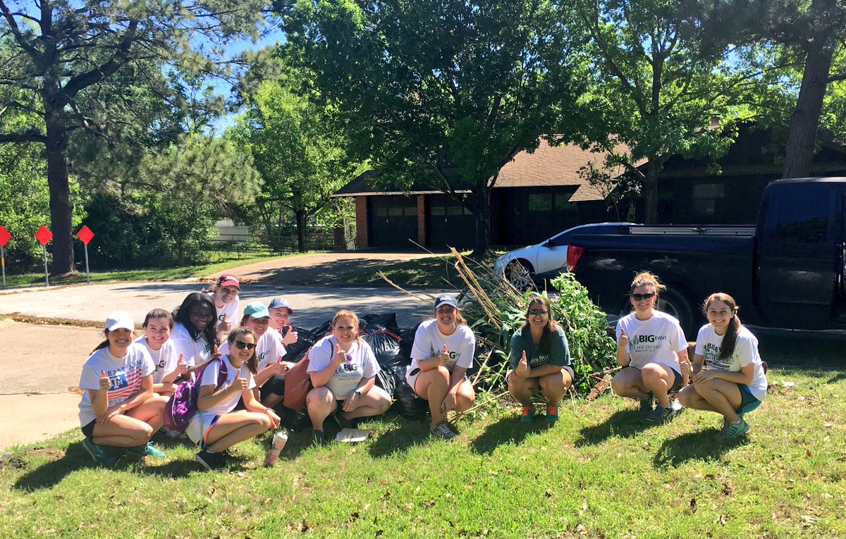 ASC_tamu's tweet photo. Sent out 17 groups of women to give back in the BCS area today! #TheBigEvent17 https://t.co/mdoAfMRSig
