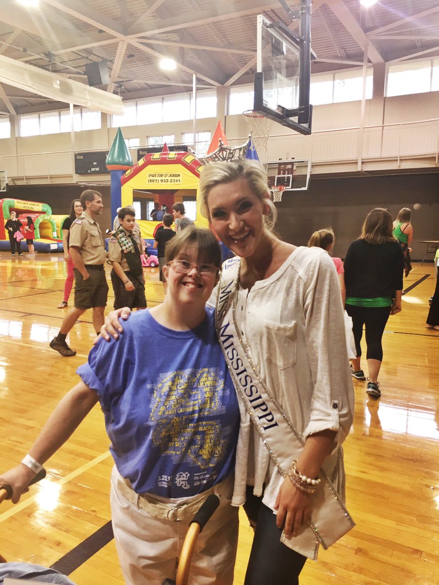 MissAmericaMS's tweet photo. Tonight's 5th Annual Run Up for Downs was such a success. Thank you to all that participated! #missmississippi #runupfordowns 🏃🏼♀️🏃🏼 https://t.co/Avo1e6JsBU