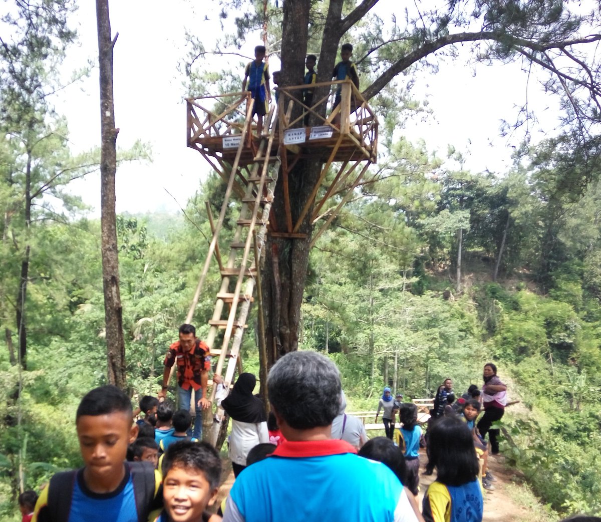 Bisa foto2 sepuasnya di selfie deck dan "rumah pohon", tentu gantian, biar ttp aman jgn rebutan 😊😉 cc <a href="/desadermaji/">desadermaji</a> <a href="/infopwt/">Info Purwokerto</a> @banyumasinfo1