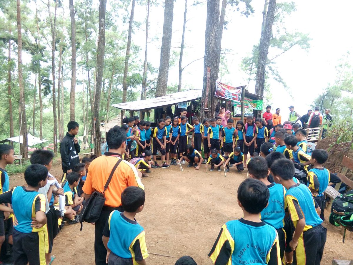 Sambil mengenal alam #wanasuta jg bisa untuk bermain bersama. Seperti anak2 SD ini. Pak Guru, bu Guru ayo ajak siswanya dolan #wanasuta