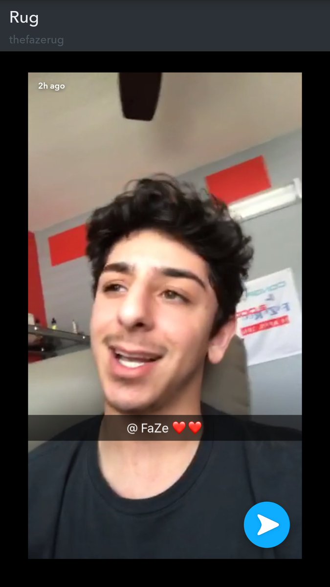 Brunnerrrx's tweet photo. @FaZeRug is that vape juice in the corner https://t.co/fR0zjVOrXm