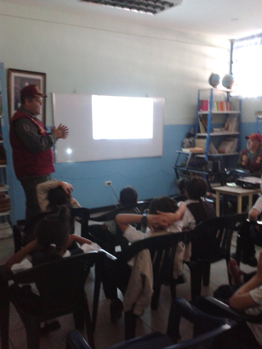 DeboraMedinaVi1's tweet photo. Talleres de bullying para los estudiantes con la Guardia del Pueblo @NicolasMaduro @JauaMiranda @ConCiliaFlores @fernanblanc @ContactoFede https://t.co/LnU0uNzD3i