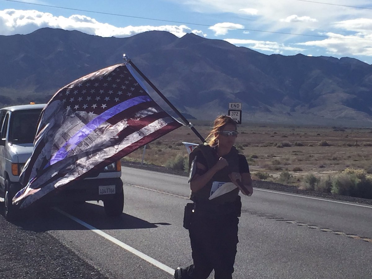 jbLASD's tweet photo. Out on the #BakerToVegas #B2V course..@SanDiegoPD runners in full gear carrying the #ThinBlueLine flag #120milerelayrace #LASD https://t.co/e8cNB2Q6cr