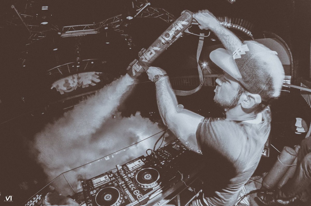 tommygarrixfr's tweet photo. #FunRadio @funradio_fr @AFRENOY Ce soir le retour d'@AdrienToma pour une soirée #PartyFunClub pour fêté les 3ans du #MetroClub43 ! 🇫🇷🙌🏻🎉😍💖👌🏻 https://t.co/HUbgeBjwcQ