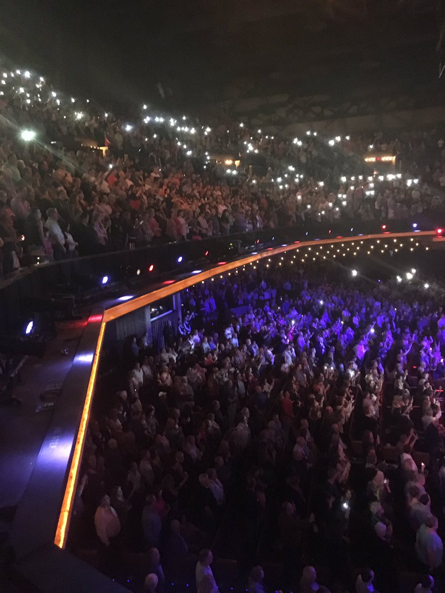 CatholicMaxDig's tweet image. On our feet at the grand ole opry #godblesstheusa #opry