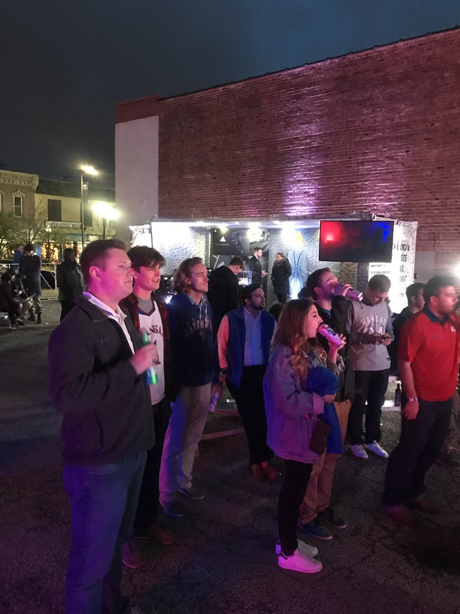 lovethywork's tweet image. So many people here #alphabounce #Jayhawkpride #elite8