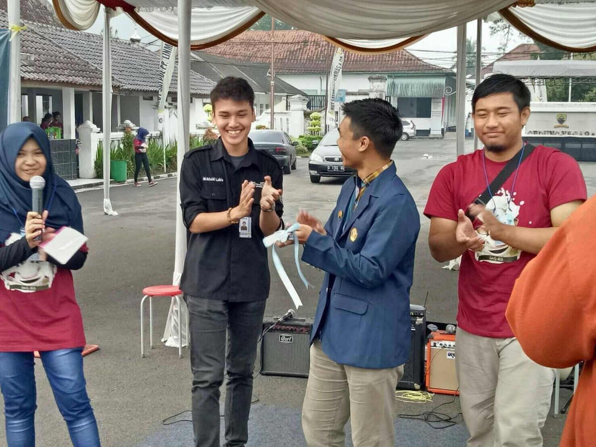 [LIVE REPORT]

Pembukaan acara Daily Milk secara simbolis dengan pemotongan pita  di Alun-alun Sumedang! 

#sehat #cerdas #berprestasi