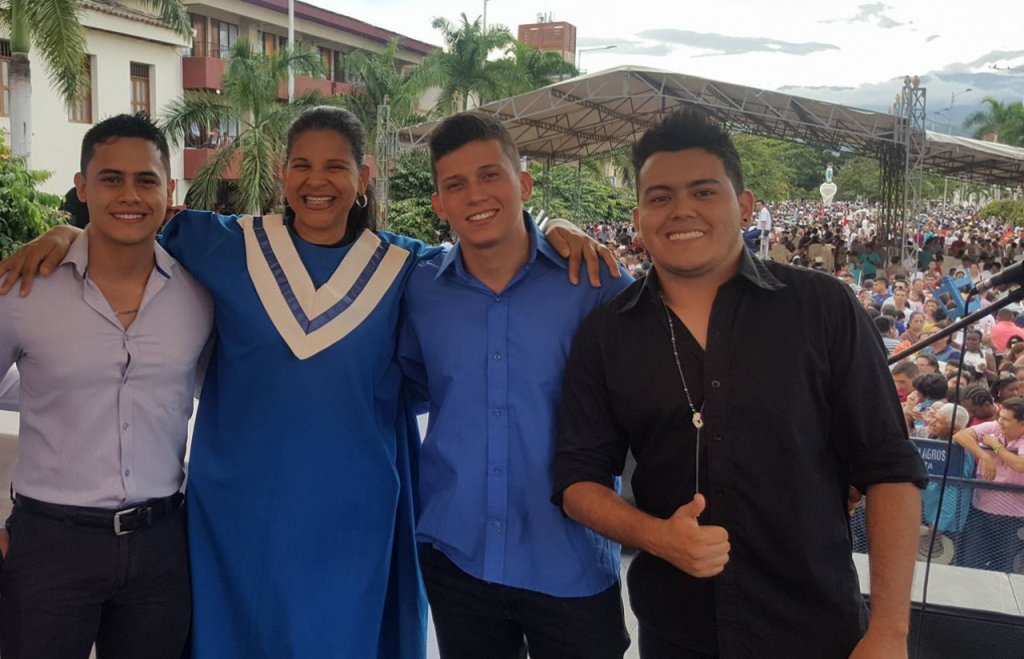 New Reggaeton version of Aleluya to honor the late Leonard Cohen …ombiaentertainmentgroup.wordpress.com/2017/03/25/new…