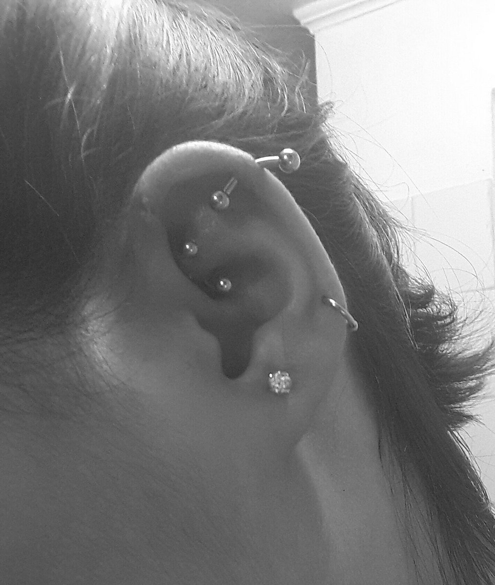 DelfiMartellini's tweet photo. Cuando te encantan los piercings y tu mejor amiga los hace ❤ #Amarla Tengo un papa para que me haga esto y no quiere. #Lestoo https://t.co/C4tVvbVoLb