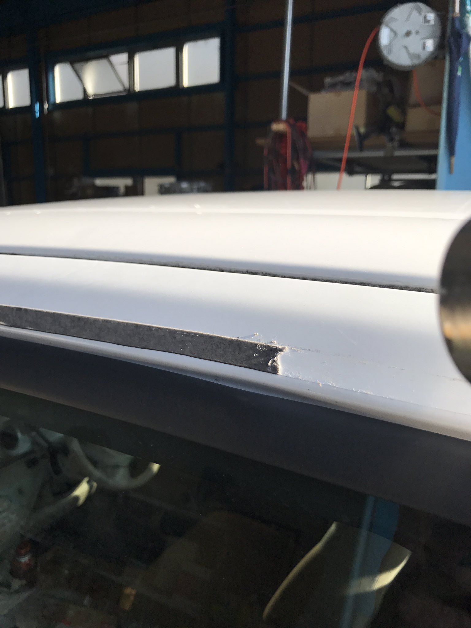 とある整備士 Carsalon En Twitter サイドバイザー付け替えるのに 車に残った両面テープ剥がし作業 これはおそらく整備士の嫌いな仕事ワースト3に入るだろコレ パーツクリーナーで拭いても余計に伸びるしw 貼るだけが作業じゃないからね ドライヤーで炙る 粘着