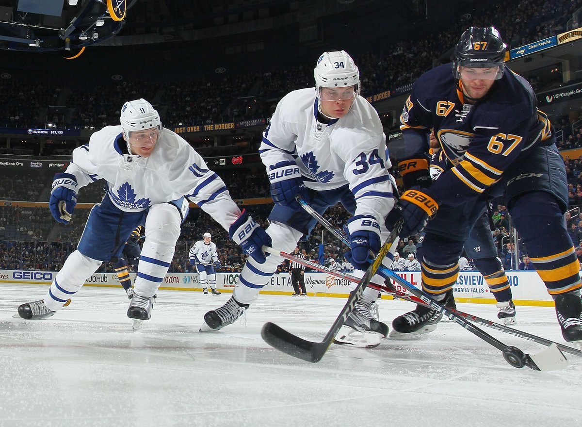 Late in the 3rd, the Sabres still lead the Leafs 5 - 2. #TMLtalk https://t.co/ezqsxPJpPf