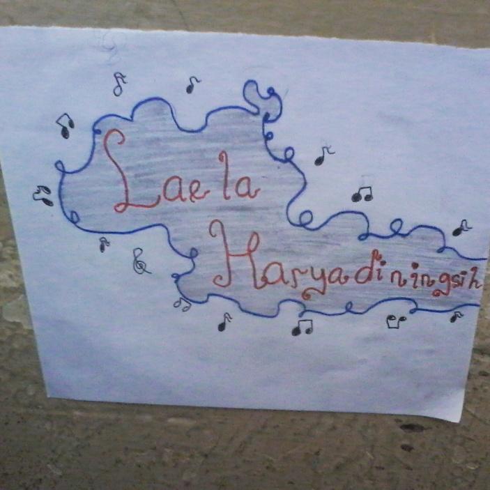 Tulisan yang nangkring manis di tembok sebelah tempat duduk
Moodboster yg ter-ampuh kala jenuh dengan pelajaŕan di kelas
#LaelovaB16estFams