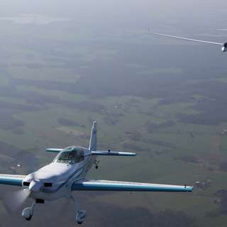 ActuForGeek's tweet photo. L&amp;#039;avion électrique Extra 330 LE bat deux records de vitesse et tracte un planeur - https://t.co/16wezxVVcQ https://t.co/YizFMiYUMM