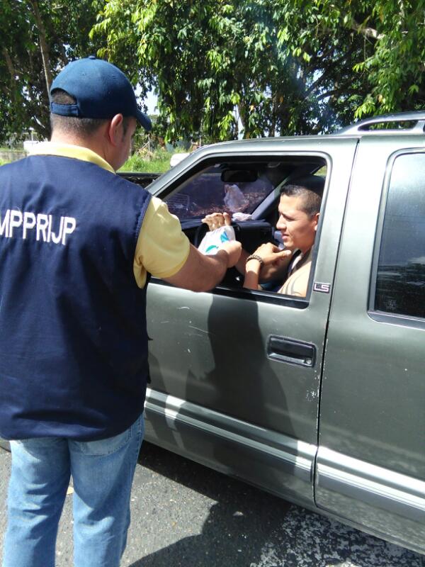 DPDMonagas's tweet photo. @DPDMonagas Activados #PuntoDeControlVial #ElLechon Brindando Atención Preventiva a Nuestros Temporadistas #SemanaSantaSegura2017 https://t.co/TqwE67iHN8