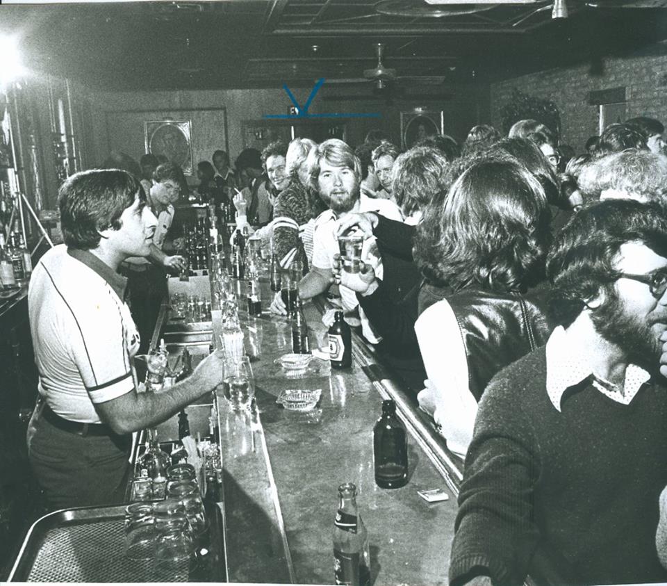 LondonontPast's tweet photo. Wall-to-wall people at Mingles bar in downtown London, 1977. (London Free Press files) #ldnont #memories #venues https://t.co/Hc01Q7X8Ym