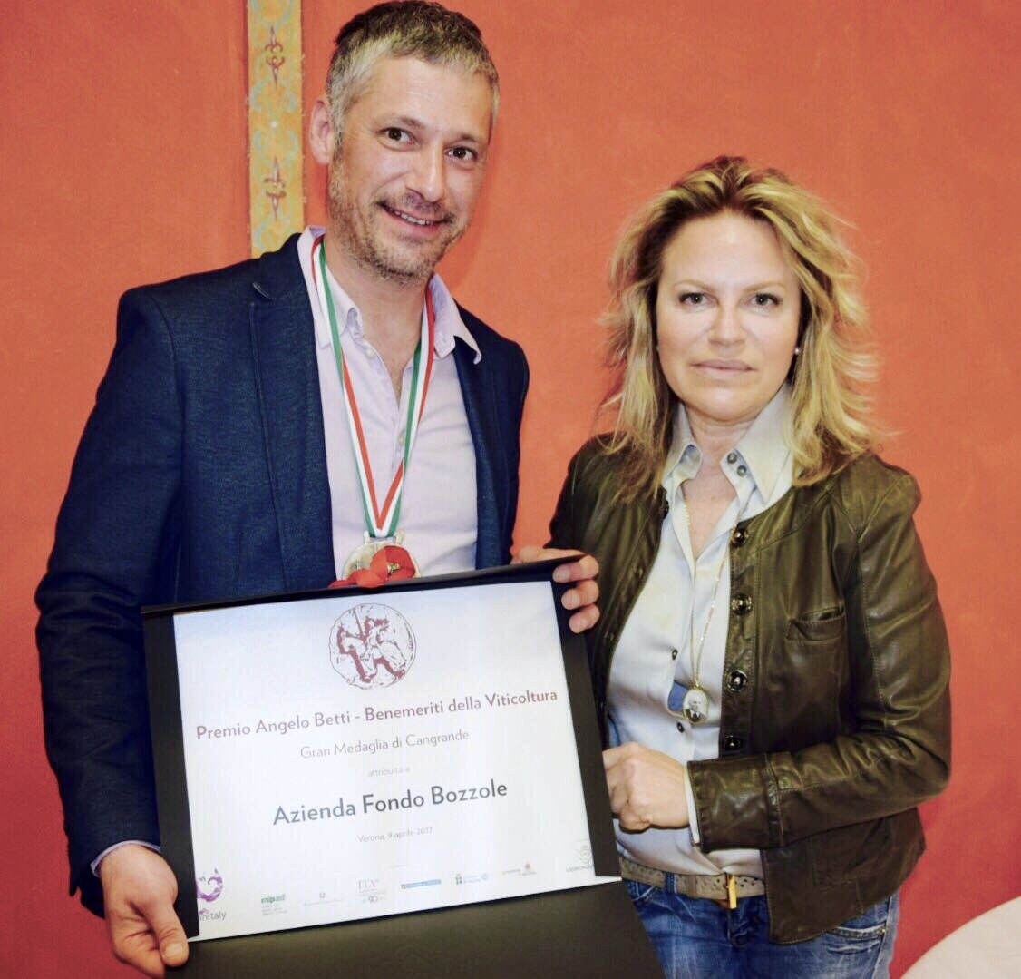 annalisabaroni's tweet photo. #Vinitaly2017 #AziendaFondoBozzole #PoggioRusco #Mantova premio #AngeloBetti #RegioneLombardia @GianniFava https://t.co/4FiGNL3Zij
