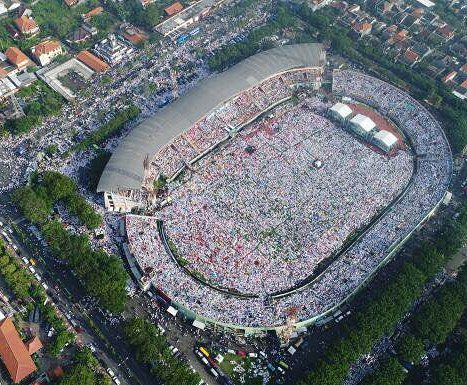 Pesan #IstighotsahKubro: "Hai radikalis dan pro khilafah. Kalo antum ngotot dgn Khilafah/ Negara Syariah, antum berhadapan dgn Nahdliyin!