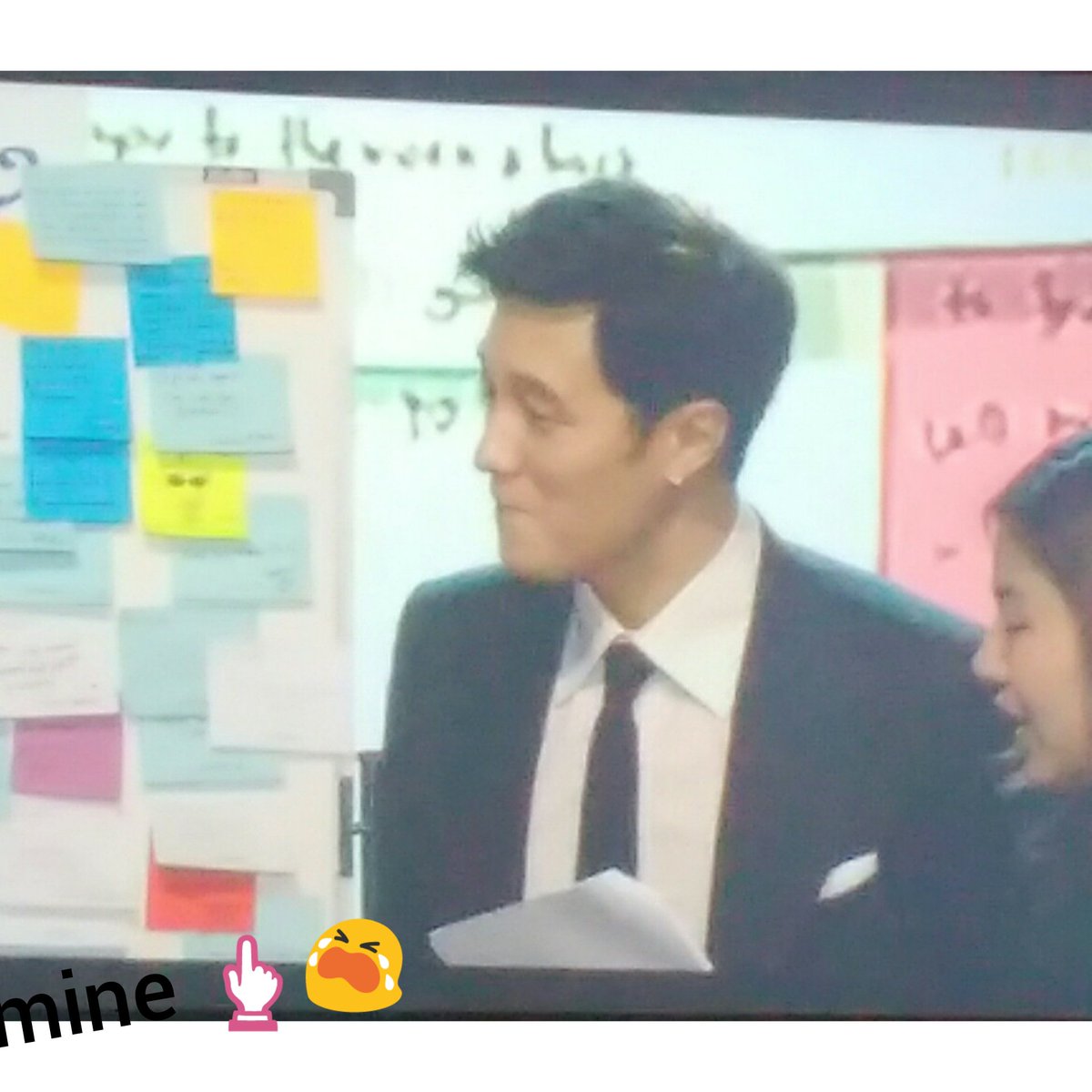 arsenalrockon's tweet photo. Reading message board session.
My red post it was there beside him! NO IM NOT CRYING YOU ARE 😣
#SojisubinJKT 
#sojisub https://t.co/1zxxtCcWII