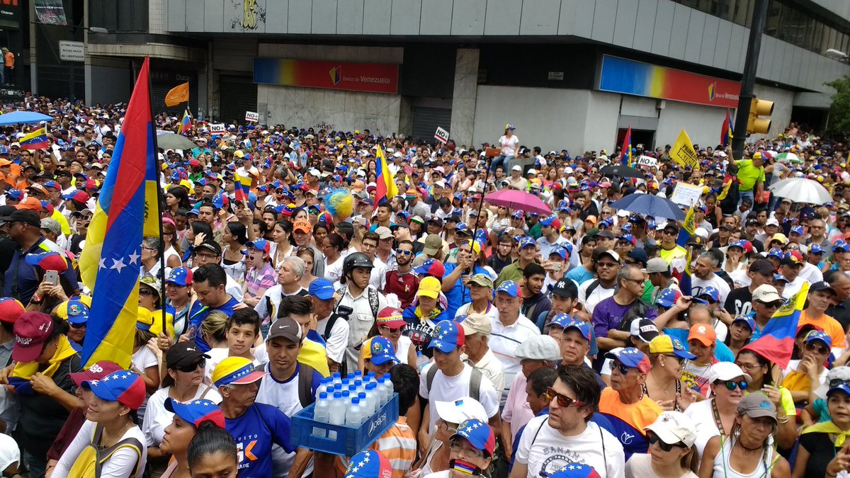 Almagro_OEA2015's tweet image. La autoridad debe volver a los venezolanos. Diferencias no se dirimen con represión, se dirimen con elecciones #Vzla bit.ly/2oSTIXu