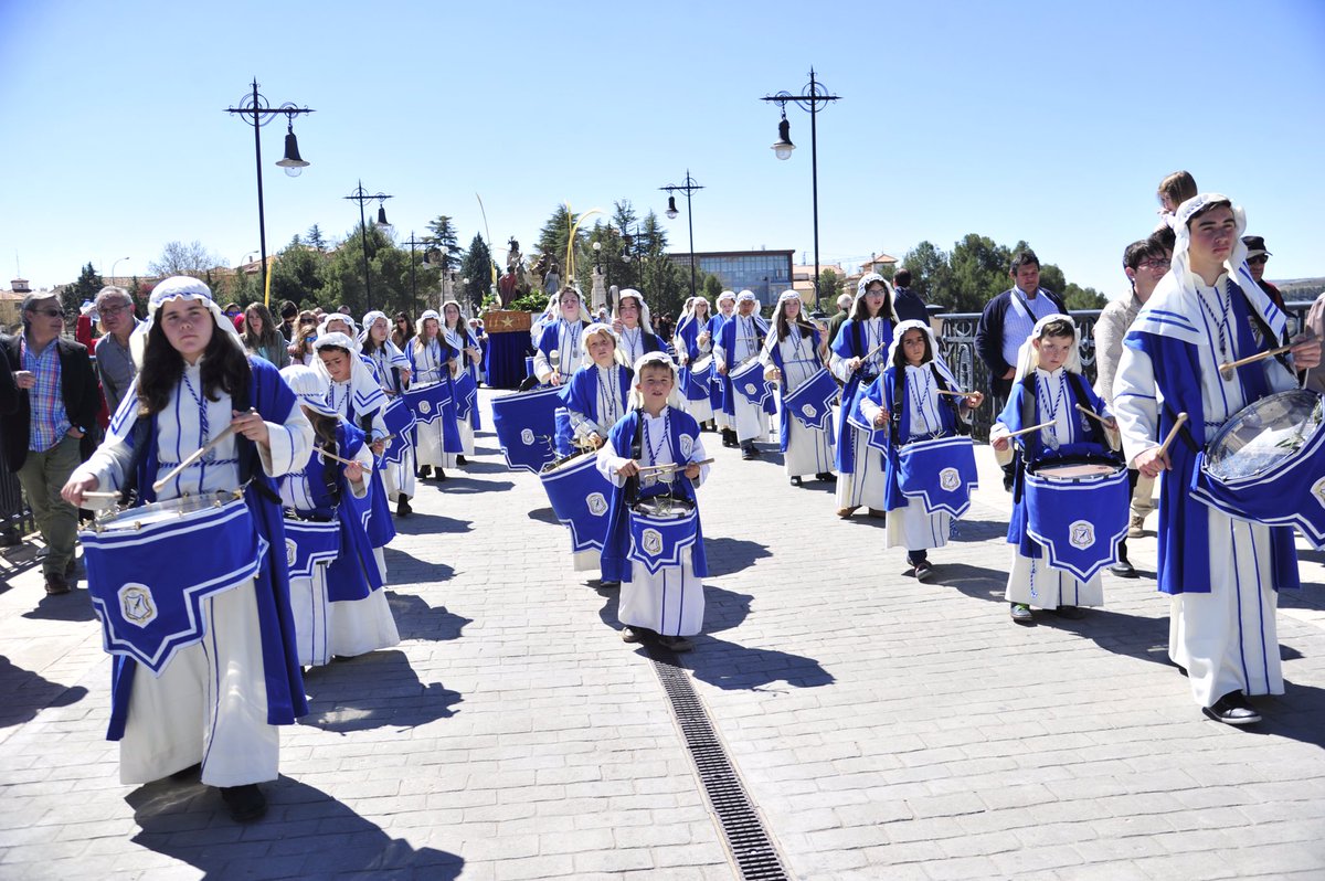 ElMudayyan's tweet photo. Algunas de las imágenes de esta #SemanaSanta2017 en Teruel. Domingo de Ramos. Jesucristo entra en Jerusalén a lomos de "la burrica". https://t.co/V1GcHjymzm