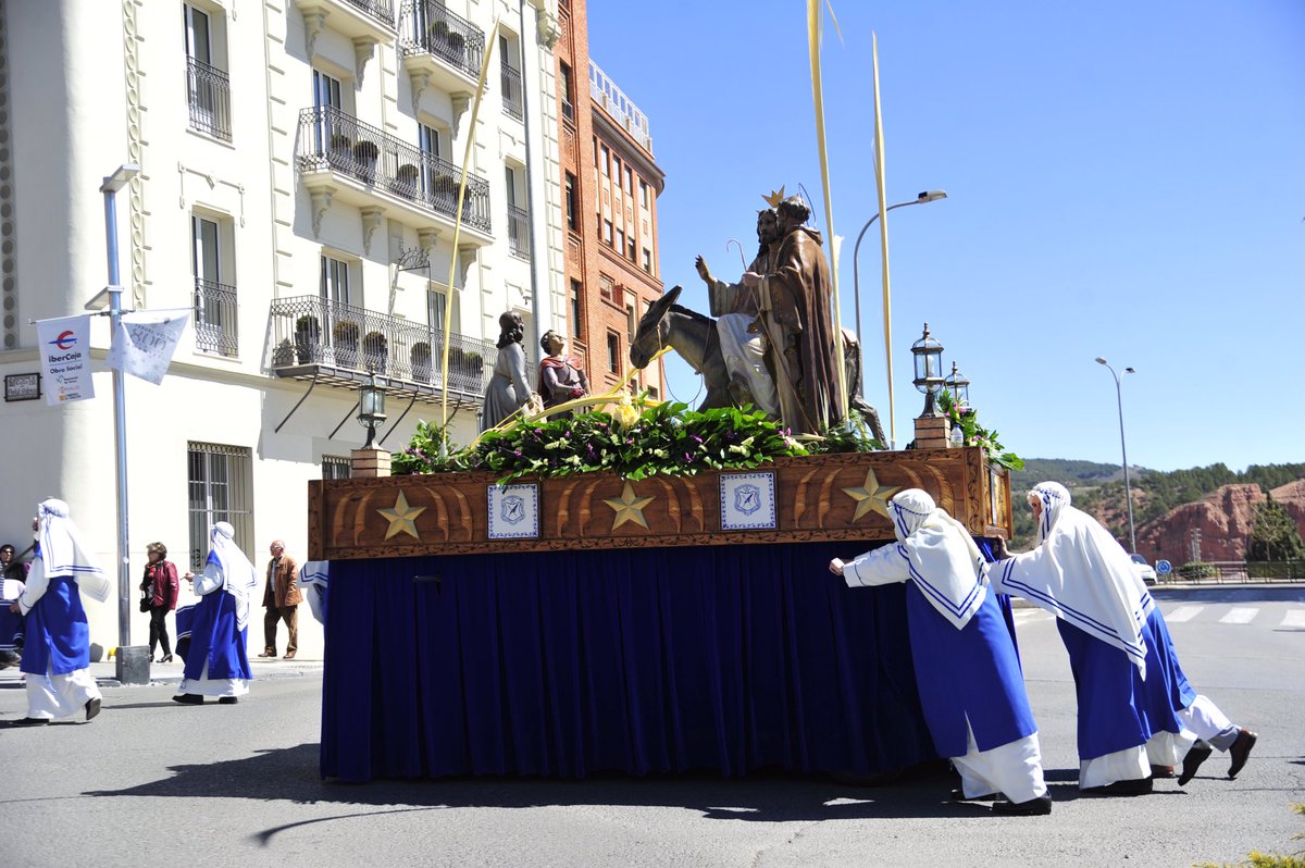Algunas de las imágenes de esta #SemanaSanta2017 en Teruel. Domingo de Ramos. Jesucristo entra en Jerusalén a lomos de "la burrica".