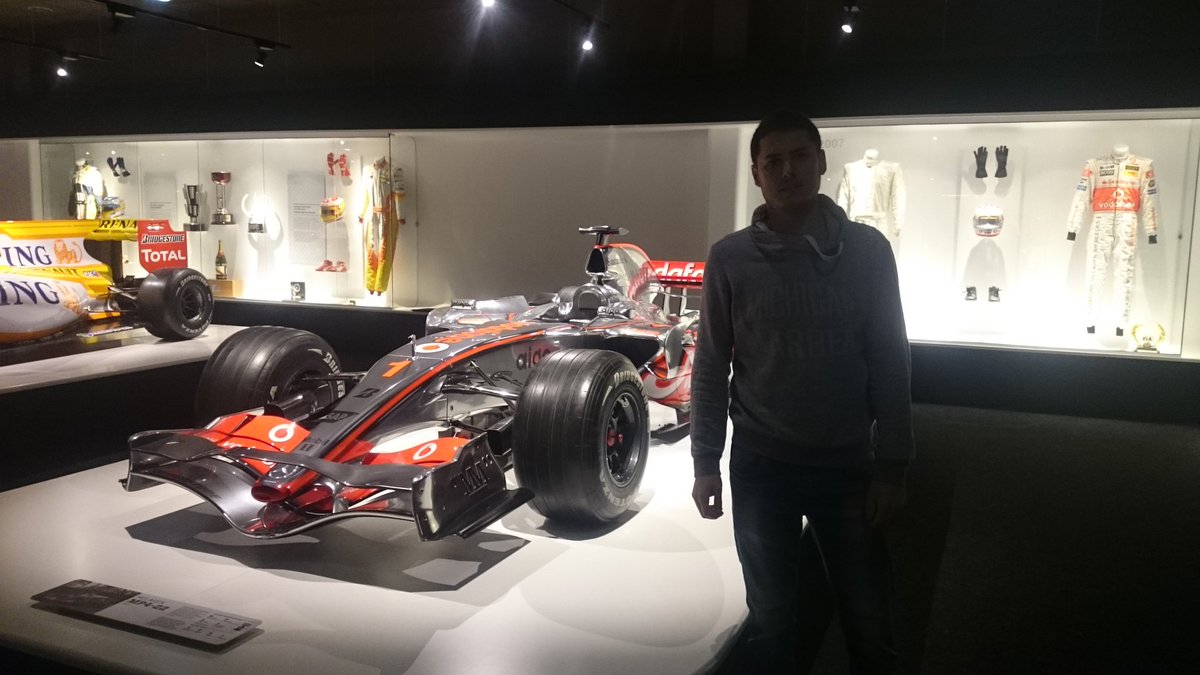 Loarandrea's tweet photo. @alo_oficial Que sepas que mi novio me puso de condición ver Tu museo si veniamos a Asturias y alfinal he salido encantada!! https://t.co/KmU7QNJRBo