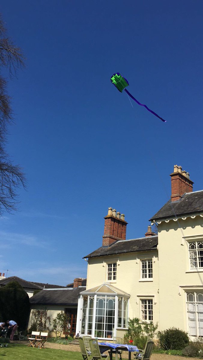 ImogenRose89's tweet photo. Perfect weather for kites! #kiteflying #springday https://t.co/e45IbCCh9S