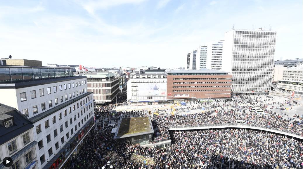 SvD's tweet photo. Just nu: Tiotusentals har samlats på Sergels torg för manifestation mot terrorn. Följ livesändningen. https://t.co/ErRkAAAqaW https://t.co/XeigBG4PWq